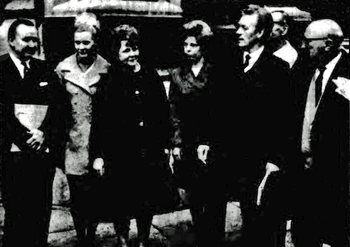 Pilkington strikers' representatives outside the House of Commons with St Helens MP Leslie Spriggs